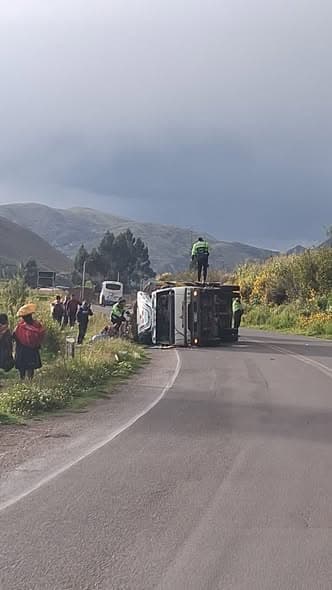 Camión cargado de choclos se vuelca en la ruta Sicuani – Combapata